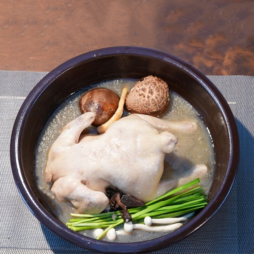 오케이덕 닭 한마리가 통째로 들어간 능이삼계탕 보양식의 대표 음식 1kg+1kg